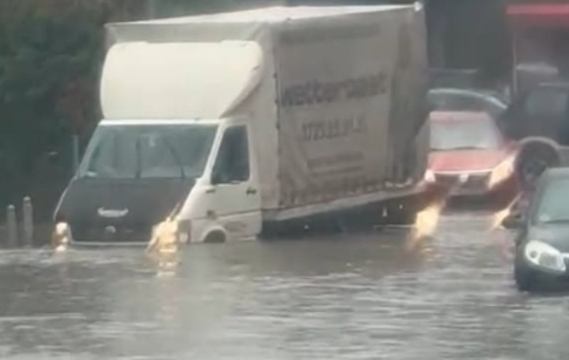 Traficul pe DN1 a fost reluat, după ce a fost blocat pe sensul Ploiești - Brașov pe două tronsoane, din cauza ploilor torențiale