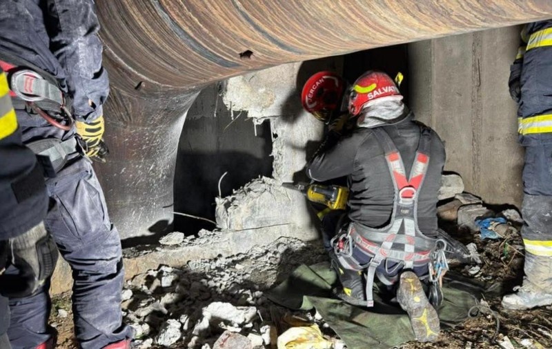 Bărbat blocat 2 zile într-un canal adânc de 6 metri, în sectorul 5 din București. A fost salvat după ce a fost auzit țipând