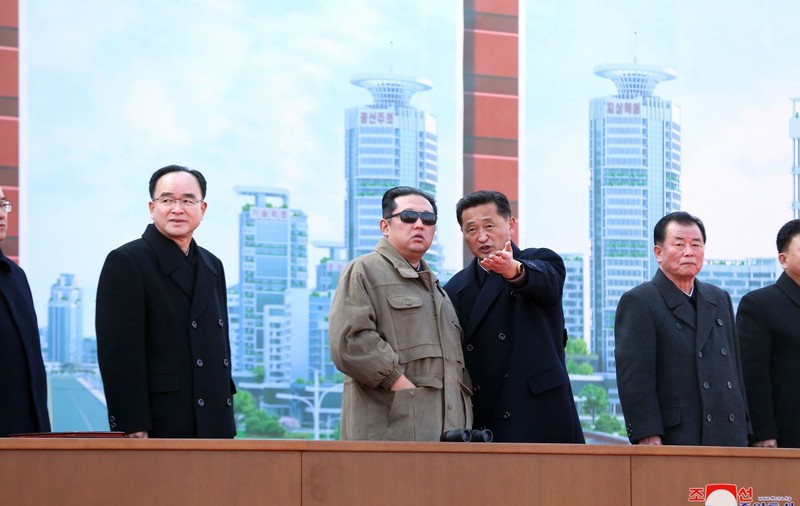 Proiect rezidențial de amploare în Coreea de Nord. Șantierul pe care se vor ridica blocuri cu zeci de etaje, vizitat de Kim Jong-un