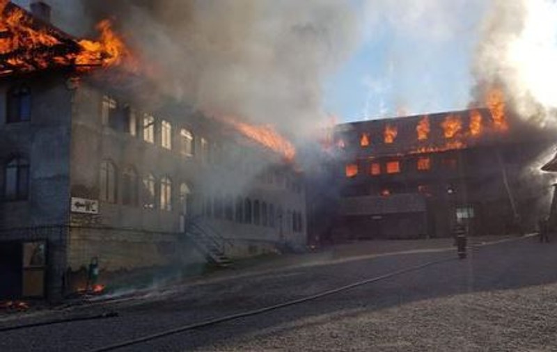 Incendiu de proporții la Mănăstirea Sf Mina din Roșiori, Suceava