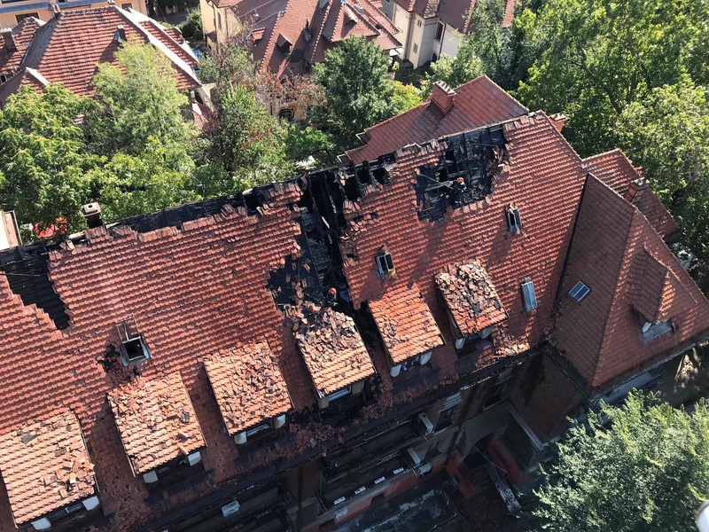 Așa arăta acoperișul distrus al hotelului după incendiul din septembrie 2020 | FOTO: ISU Bucureşti-Ilfov