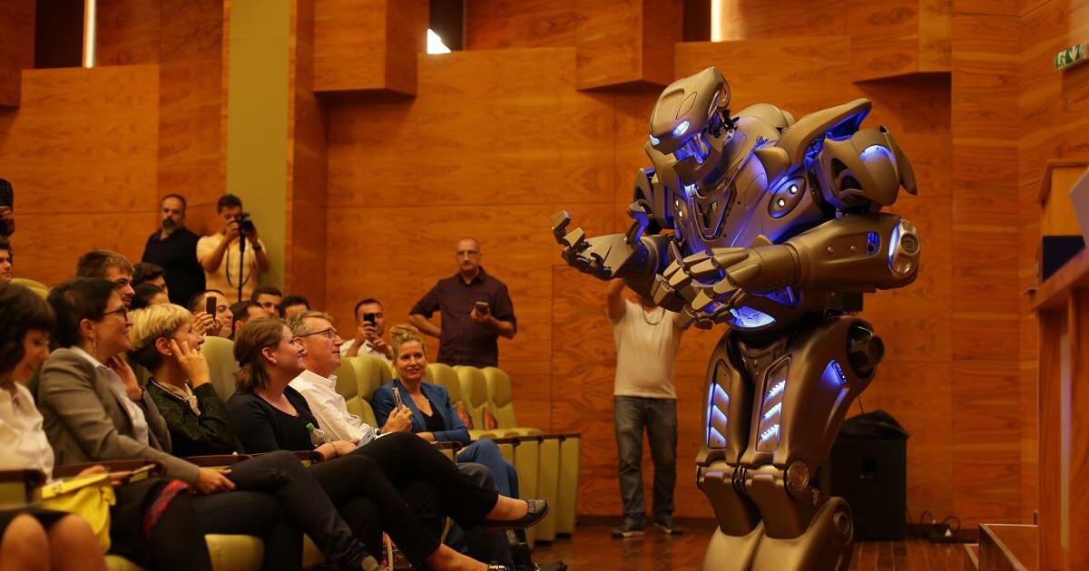 Titan, robotul care cântă și dansează, a ajuns la Timișoara