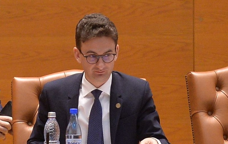 Iulian Bulai, sesizare împotriva lui George Simion pentru că l-a tras de ureche în Parlament. I-a cerut lui Ciolacu să ia măsuri