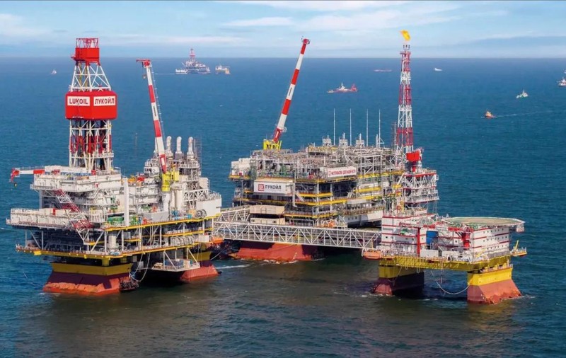 Drone ucrainene au lovit de patru ori platforma petrolieră rusească a Lukoil din Marea Caspică, oprind producția, pentru prima dată