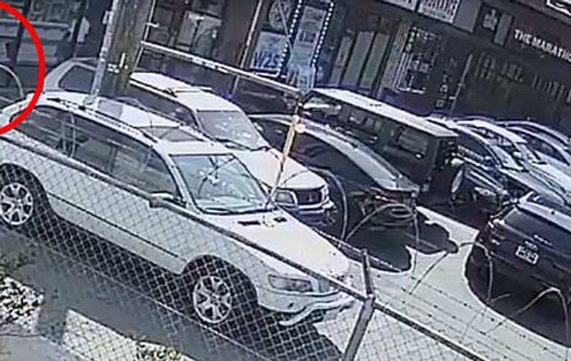 Momentul în care rapper-ul Nipsey Hussle a fost împușcat mortal pe stradă, în Los Angeles. Artistul l-ar fi cunoscut pe agresor / VIDEO