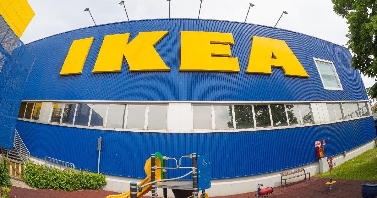Imaginea prezintă fațada albastră a unui magazin Ikea, cu logo-ul companiei scris cu litere mari galbene.