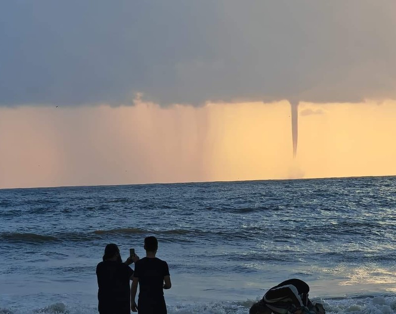 O trombă marină, cu aspect de tornadă, surprinsă de turişti în largul stațiunii Vama Veche. VIDEO