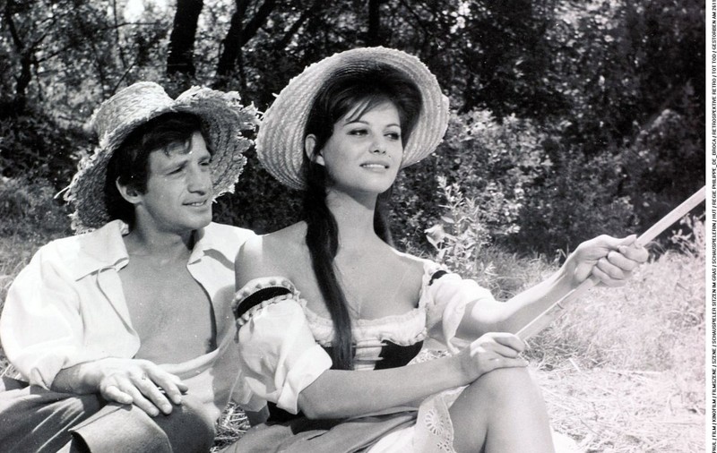 BĂTRÂNEŢE, HAINE GRELE! JEAN PAUL BELMONDO, GÂRBOVIT şi în BASTON! | FOTO