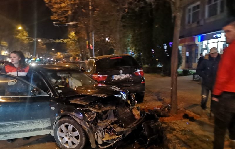 Șase mașini, făcute praf de un șofer teribilist, în Vaslui. Făcea întrecere la semafor
