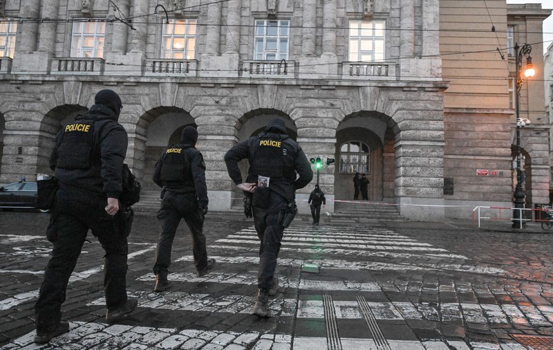 Imagini cu intervenția polițiștilor din timpul atacului de la Praga. Noi detalii despre cel mai sângeros atac din istoria Cehiei - VIDEO