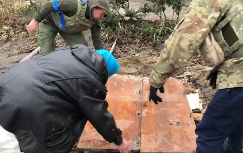 VIDEO. O mamă din Bucha arată cum și-a îngropat sub frunze, plastic și resturi de mobilier fiica omorâtă de ruși: „A ieșit la poartă, a crezut că sunt ai noștri”