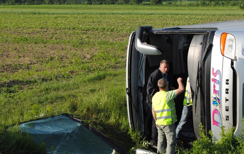 Un autocar a fost implicat într-un accident în Vrancea. Bilanţul: un mort şi 12 răniţi