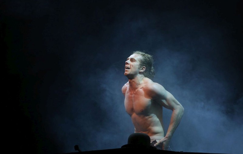 Băiatul teribil al teatrului românesc și-a serbat ziua pe scenă! Actorul Lari Giorgescu a avut parte de o aniversare-surpriză în turneu la Cluj