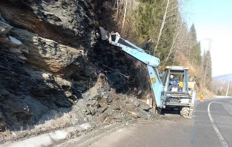 Căderi de pietre pe DN 18, la Ciocănești. Echipele de intervenție acționează pentru degajarea carosabilului