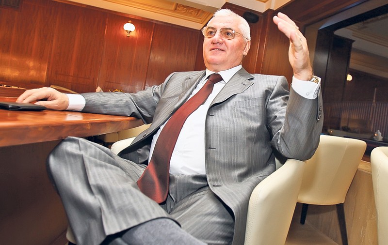Dumitru Dragomir e sigur că va câştiga mâine un nou mandat în fruntea LPF! A pus şampania la rece