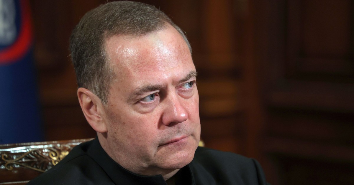 Imagine cu Dmitri Medvedev. Fostul președinte al Rusiei este surprins în timp ce se uită într-o parte. Este îmbrăcat în negru
