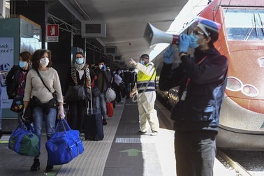 Călătorii sunt îndrumaţi de angajaţii gării din Napoli să urmeze o anumită cale pentru a ajunge în vagoane Foto: Hepta