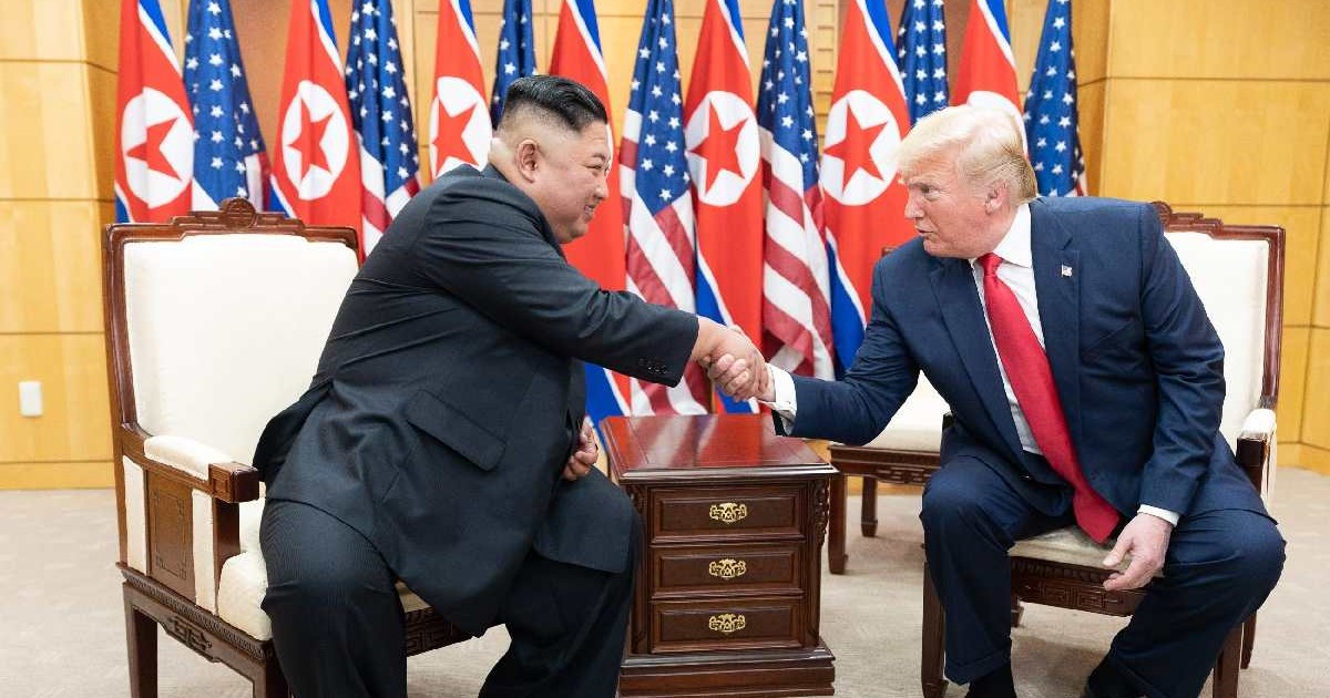 Președintele Donald Trump se salută cu Kim Jong Un, liderul suprem al Coreei de Nord