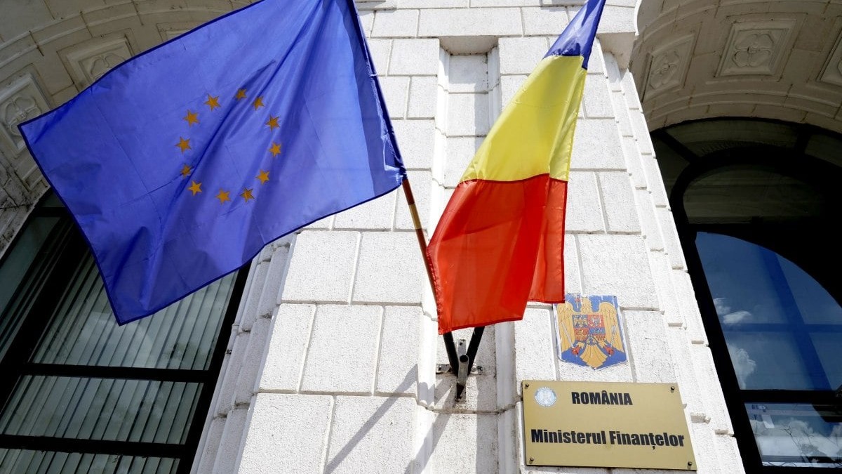Sediul ministerului Finantelor din Bucuresti cu steagurile României și al Uniunii Europene