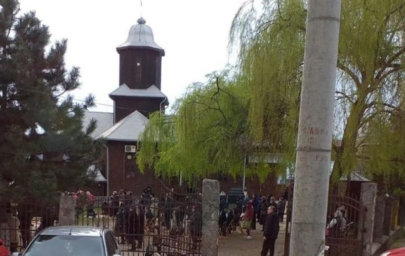 Predică „antibotniță” într-o biserică din Ploiești: „Creștinii au ajuns să se salute cu pumnii, ca vrăjmașii”. Preotul e cercetat de superiori