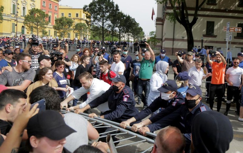 Soţia preşedintelui albanez, reţinută pentru participarea la protestul față de demolarea clădirii Teatrului Naţional