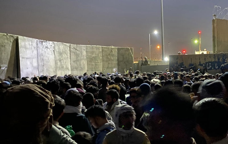 „Am simțit pură teroare”. Disperarea unei mame care și-a pierdut fiica de doi ani, călcată în picioare pe aeroportul din Kabul