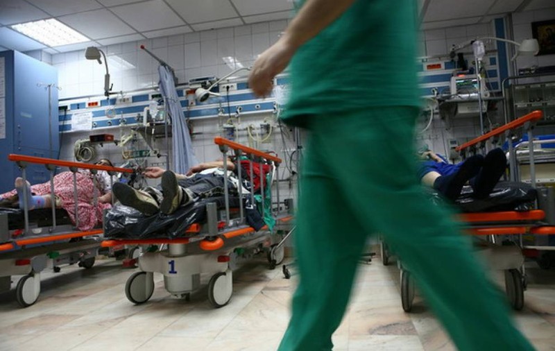 O asistentă de la spitalul din Brașov a fost lovită și dată cu capul de pereți de un pacient beat