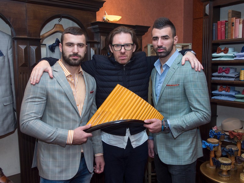 Nicolae Voiculeţ ( centru) le-a urat succes fraţilor Stoica pentru gala de la Milano.