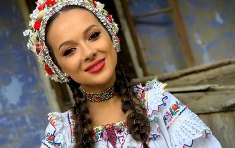 Cum arată cea mai sexy artistă de muzică populară, în costum de baie. Vlăduța Lupău a încins atmosfera în mediul virtual