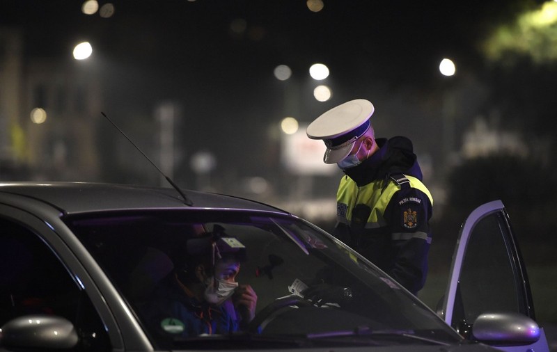 Un șofer din Alba a spus că a băut de supărare, după ce a sunat la 112 să raporteze un accident, iar polițiștii au întârziat