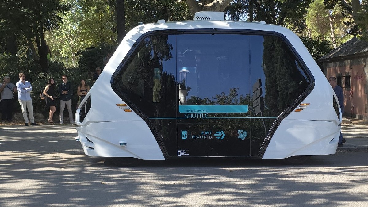 15 SEPTEMBRIE: Spania lansează primul său proiect de autobuz electric fără șofer, vehiculul autonom efectuând un test rutier în parcul Casa de Campo din Madrid