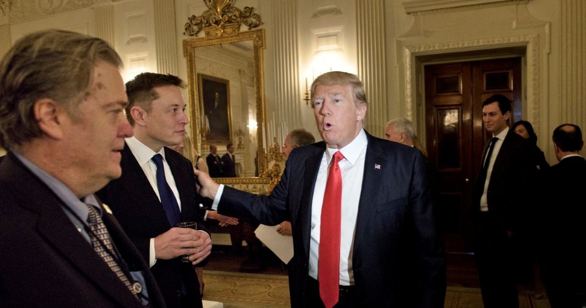 Steve Bannon (stânga) urmărește cum Donald Trump îl salută pe Elon Musk