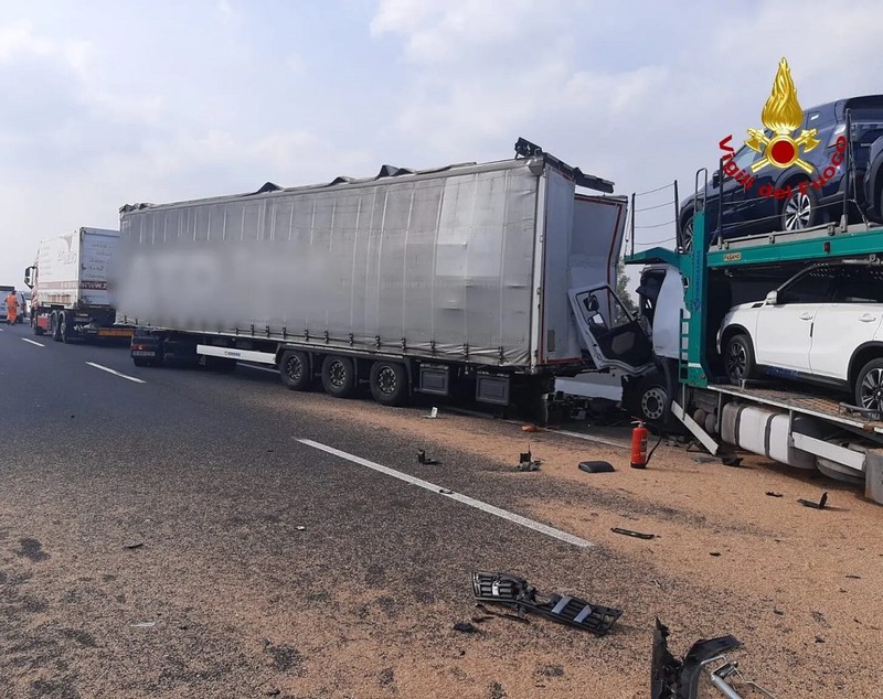 Șofer român de TIR mort, strivit în cabină într-un accident cumplit cu patru camioane, pe viaductul Tagliamento, în Italia