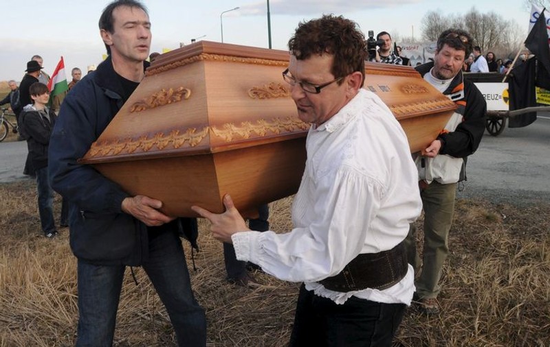 În drum spre cimitir, şi-a dat seama că îngroapă pe altcineva