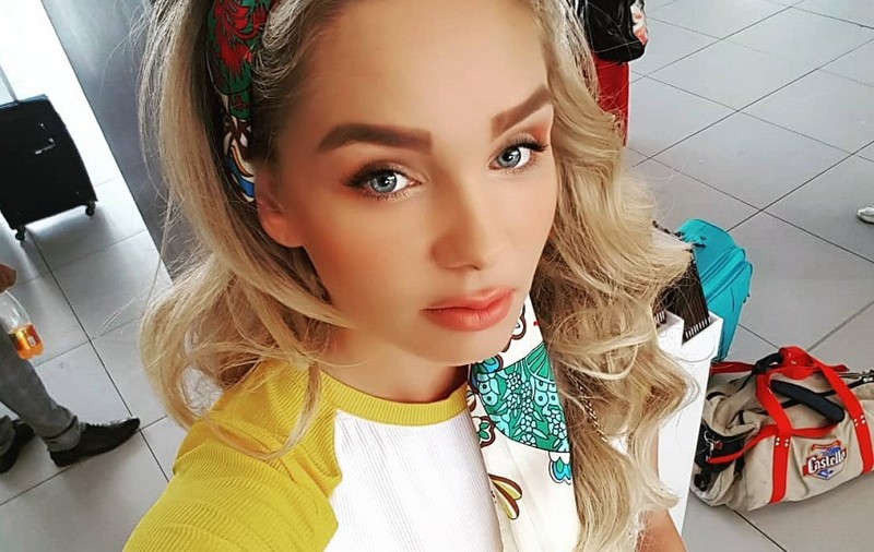 Maria Constantin a încins atmosfera pe plaja din Italia. Artista și-a etalat mândră bustul generos