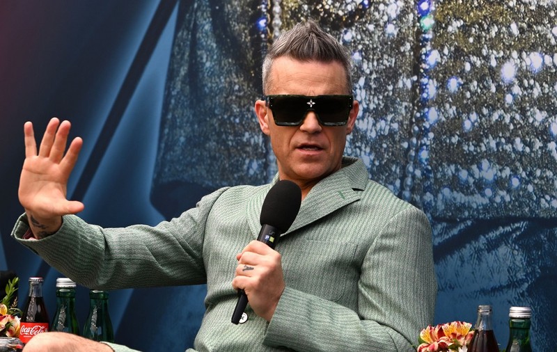 Cerințele lui Robbie Williams la concertul din București. Meniul e unul special, cu foie gras, risotto și gustarea preferată a artistului