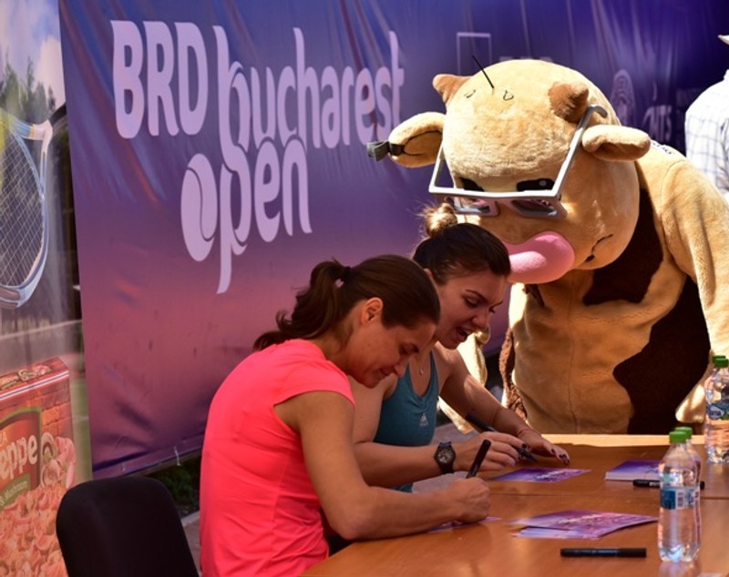 Openul de tenis al României. Simona Halep a dat autografe la foc automat, la ”Kids Day”. O nuntă a perturbat calificările de sâmbătă / FOTO&VIDEO