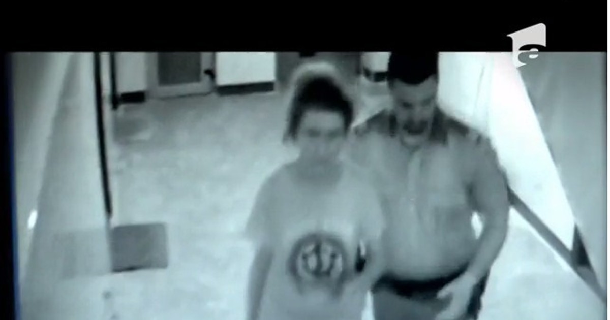 O fostă polițistă își terorizează colegele de celulă. Pușcăriașele stau de pază cu rândul pentru ca asasina să nu le atace noaptea, în somn