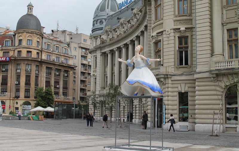 "Contesa" cu un cuţit înfipt în spate, o nouă statuie din Piaţa Universităţii