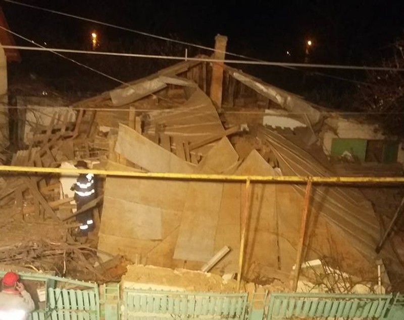 Casă prăbușită peste o bătrână, în urma unei explozii puternice în Roman. Femeia a fost grav rănită/ FOTO