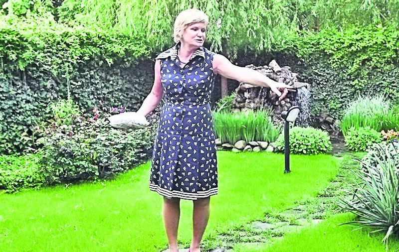 Îi împrăştie cenuşa în curte