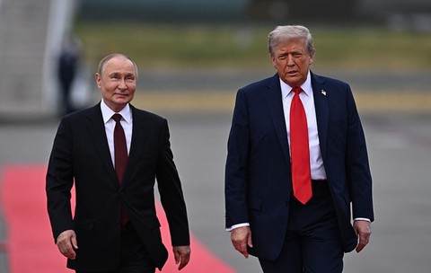 Președintele american Donald Trump și președintele rus Vladimir Putin merg pe pistă după ce au ajuns la baza comună Elmendorf-Richardson din Anchorage, Alaska, pe 15 august 2025. Putin se află în Alaska la invitația lui Trump, în prima sa vizită într-o țară occidentală de când a ordonat invazia Ucrainei din 2022, care a ucis zeci de mii de oameni.