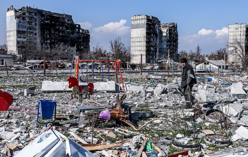 Rușii nu permit accesul în Mariupol pentru a ascunde miile de victime, spune Zelenski. "Au ars familii întregi"