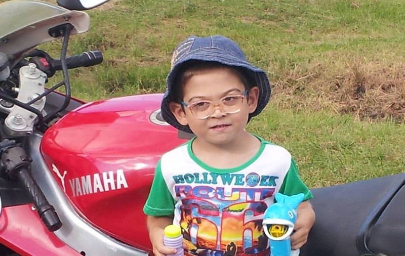 Familia care l-a crescut pe Superboy din clasa I. Ionuț Rareș a suferit 14 operații, medicii nu i-au dat nicio șansă de supraviețuire