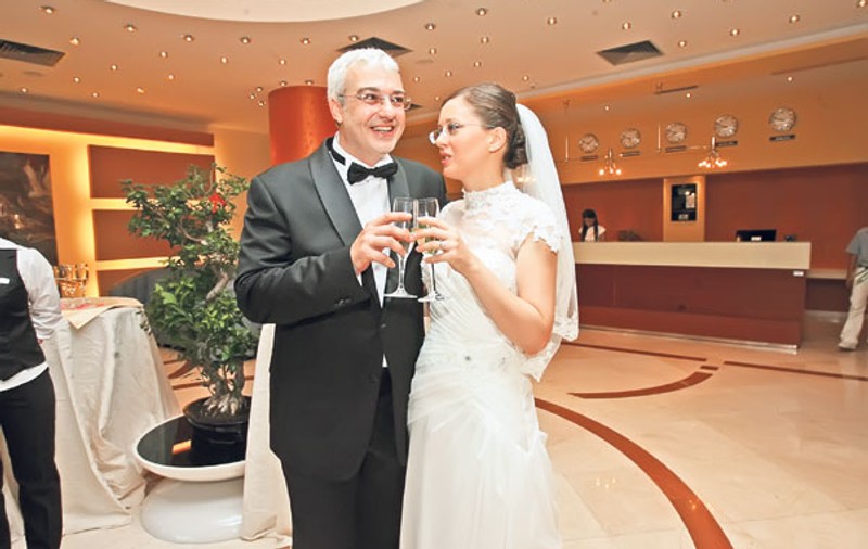 Crişan a cântat la nunta lui, ignorând superstiţiile care spun că nu este bine