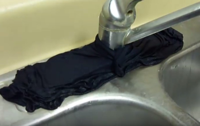TRUC GENIAL. Ce se întâmplă dacă pui o cârpă cu oteț pe chiuveta din bucătărie | VIDEO