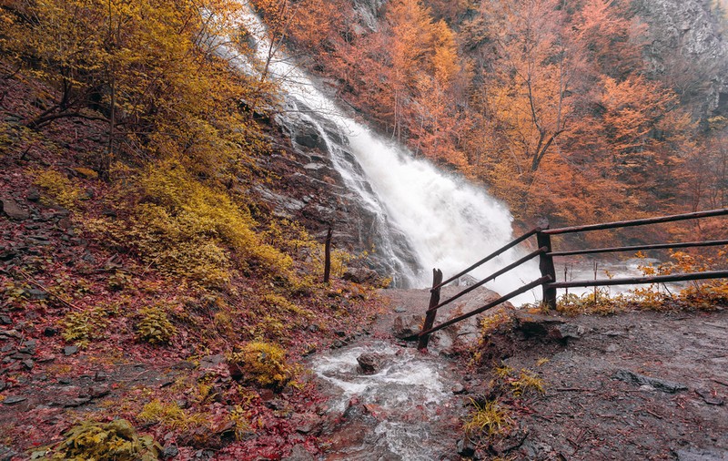 Cascada Lotrișor - o cascadă unică în România. Cum ajungi la ea