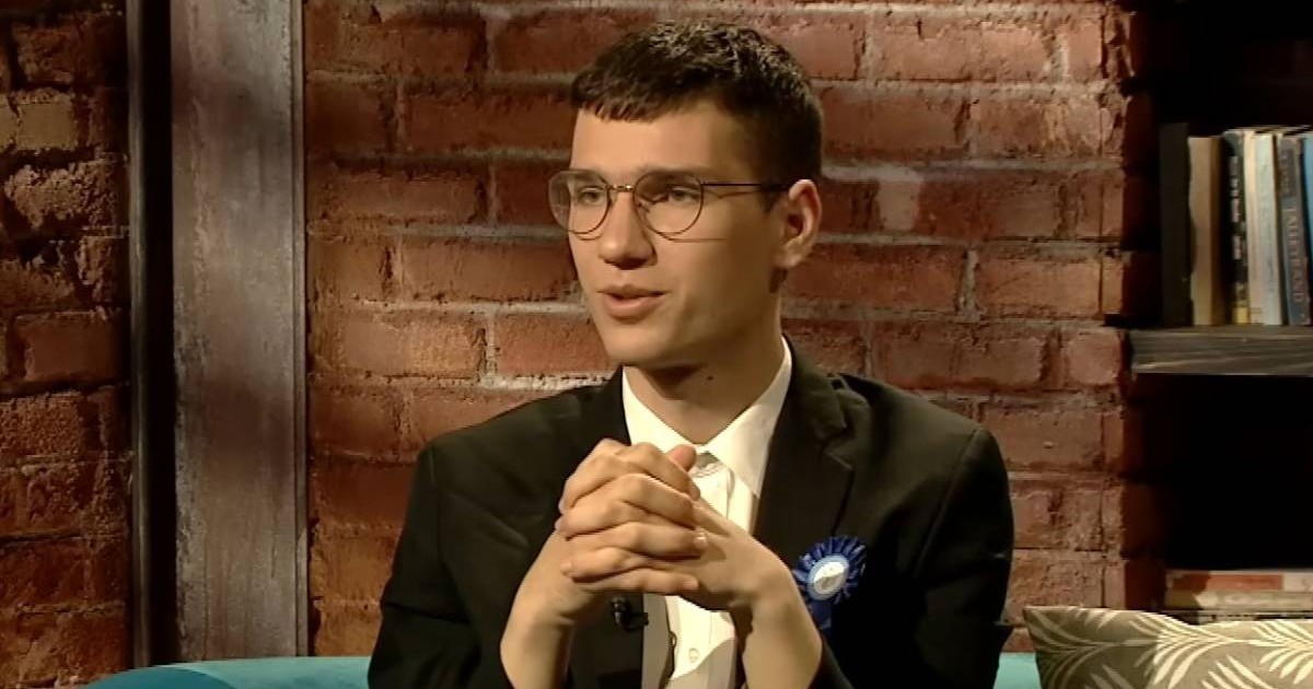 Mario Scurtu, elevul olimpic la astrofizică, îmbrăcat la costum, în timpul interviului acordat la TVR