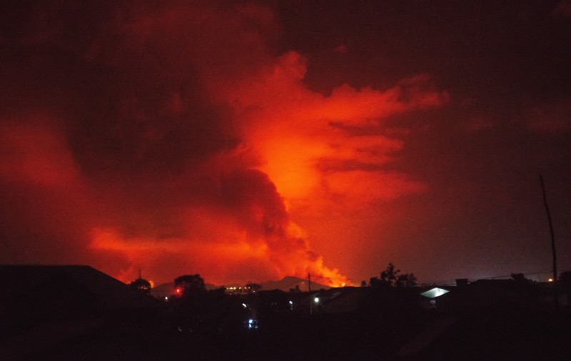 Unul dintre cei mai periculoși vulcani a erupt. Imagini cu râul de lavă care se îndreaptă către zonele locuite