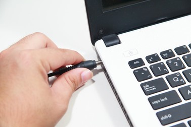 the power changer is adapter for computer laptop charge